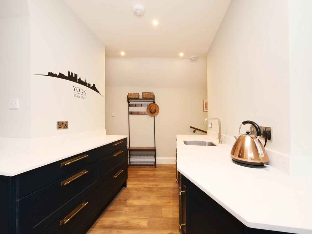 The Holgate Snug Apartment Йорк Екстериор снимка
